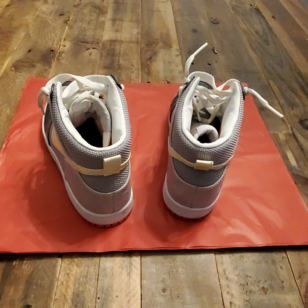 Nike - Picture 4 of 6